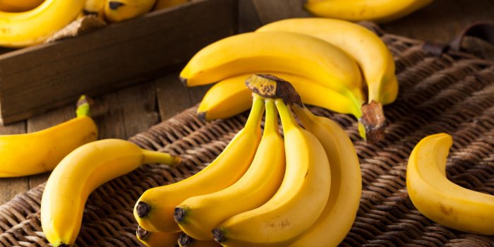 bouquet de bananes biologiques crues prêt à manger
