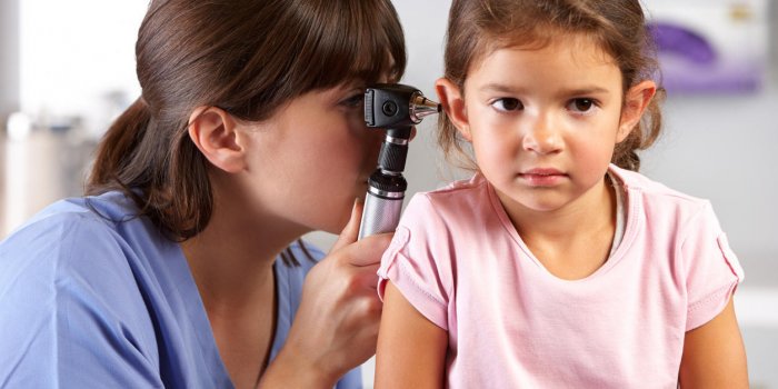 Bouchon d'oreille : une cause d'otite chez l'enfant