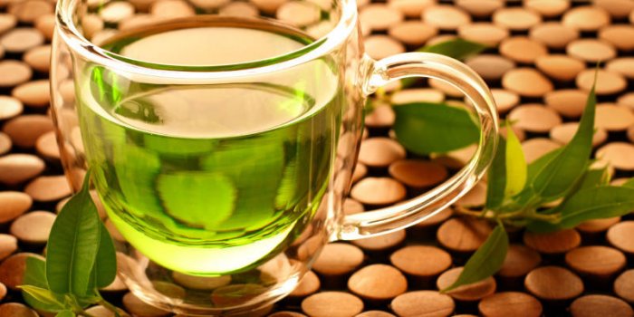 tasse de thé vert en bonne santé avec des feuilles de thé