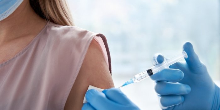 Covid- 19 : peut-on se faire vacciner si on est cas contact ?
