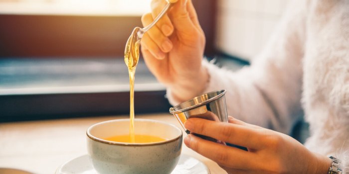 Mal de gorge : mettre du miel dans son thé est-il vraiment efficace ?