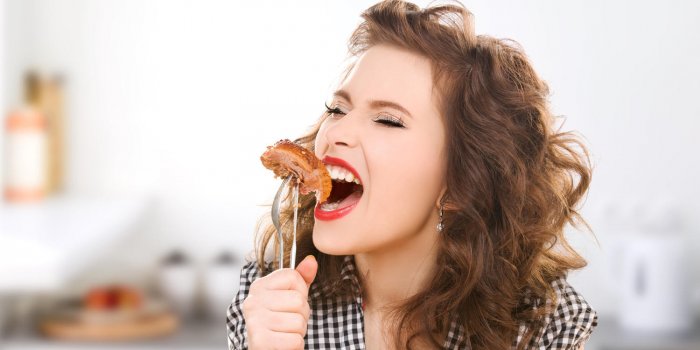 concept de personnes, alimentation, culinaire et alimentaire - faim jeune femme manger de la viande sur la fourche sur fo...