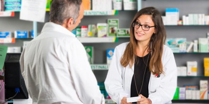 pharmacien et client dans une pharmacie