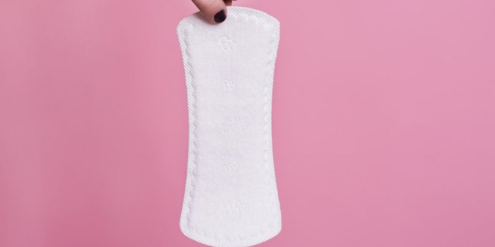 femmes tenant une serviette hygiénique