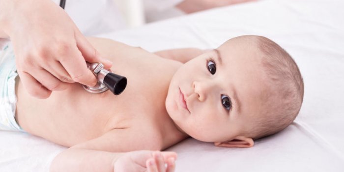 la femme médecin examinant bébé avec stéthoscope