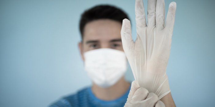 Coronavirus : d'après une infirmière, porter des gants favorise la prolifération du virus