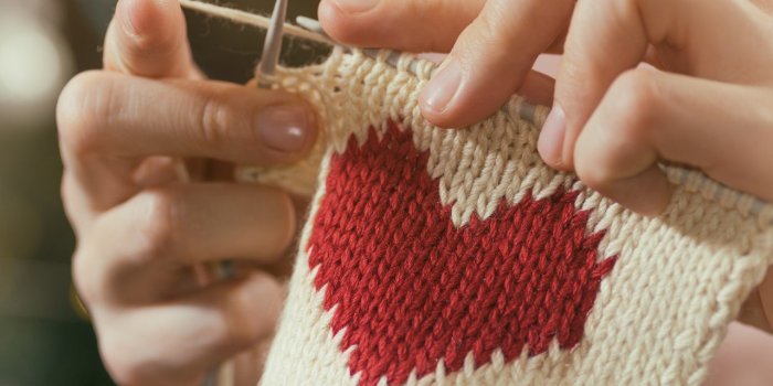 Bien-être : pourquoi tricoter fait du bien au moral ? 