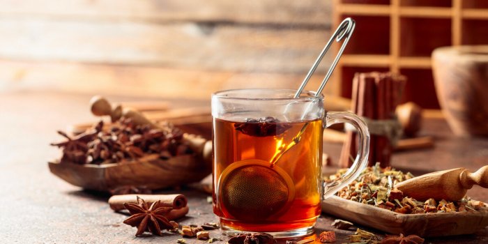 Aigreurs d’estomac : quelle est la meilleure façon de boire son thé ?