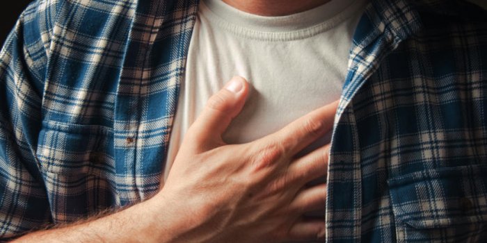 Douleur thoracique : 3 signes qu’il ne s’agit pas d’une crise cardiaque 
