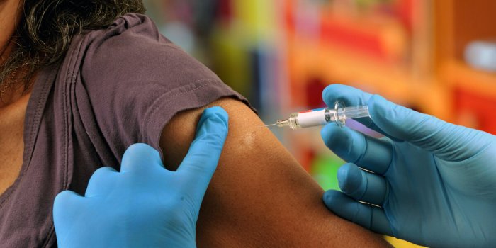 femme se faisant vacciner