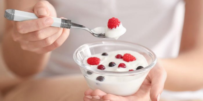 La plupart des yaourts vendus en supermarchés contiendraient trop de sucre