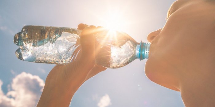 Canicule : combien de litres d'eau faut-il boire par jour ?