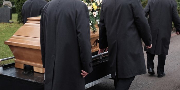 Coma profond : une femme se réveille pendant son enterrement 