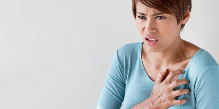 femme malade avec un symptôme de crise cardiaque soudaine