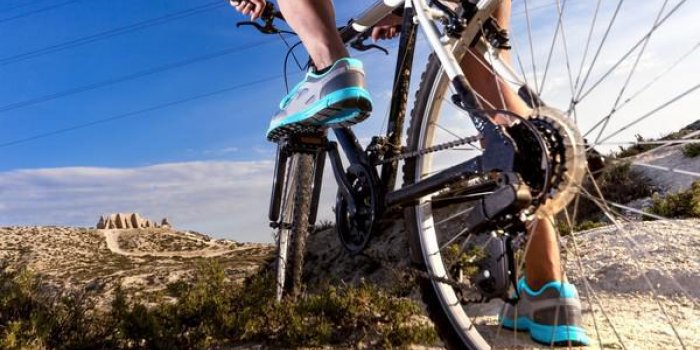 vélo de montagne de sports extrêmes et l'homme style de vie en plein air extrême