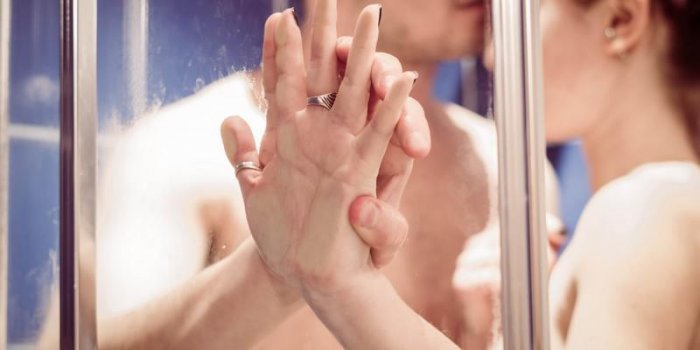 gros plan des mains d'un couple amoureux et caucasien, alors qu'ils sont ensemble sous la douche - concept lifestyle et p...