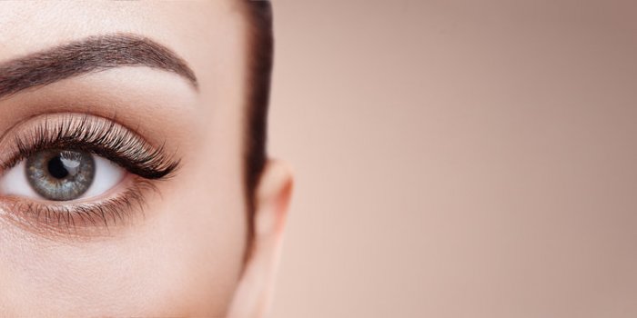  Maquillage : 5 astuces qui rajeunissent instantanément, selon un dermato