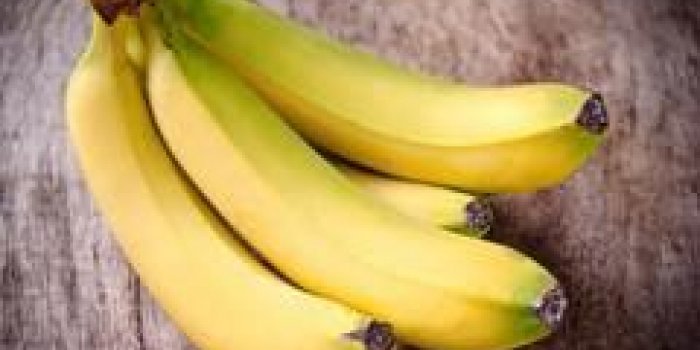 bananes fraîches sur fond en bois