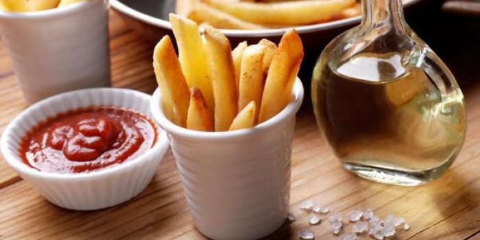 portion de frites avec du ketchup