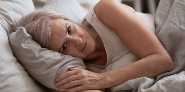 Ménopause : pourquoi mal dormir favoriserait la prise de poids