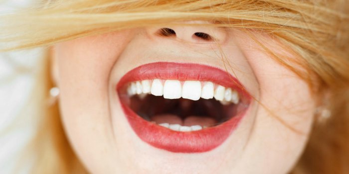 femme riante heureuse avec cheveux roux close-up portrait de fille carotte méconnaissable avec large sourire parfait amu...