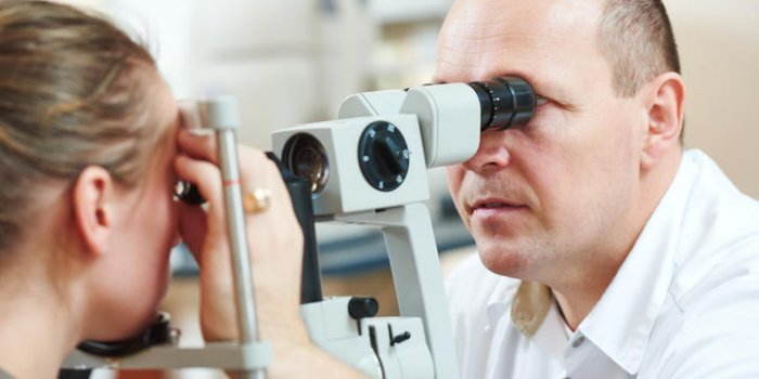 optométriste, concept, mâle, optométriste, opticien, docteur, regarde, vue, de, patiente, dans, oeil, ophtalmologique,...
