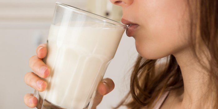 profil de femme buvant du lait