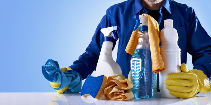 service de nettoyage avec des produits et de l'équipement sur une table blanche et la composition horizontale de devant ...