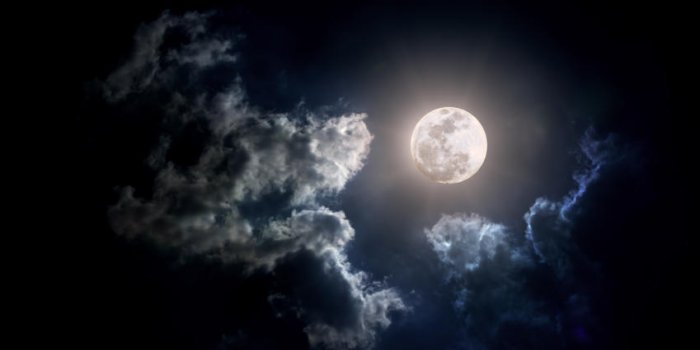 lune par temps nuageux