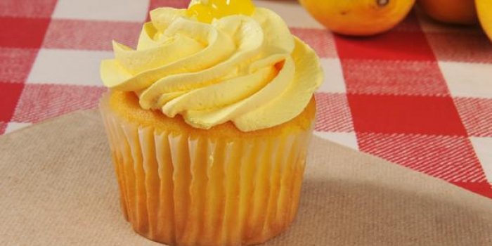 un petit gâteau jaune avec glaçage au citron