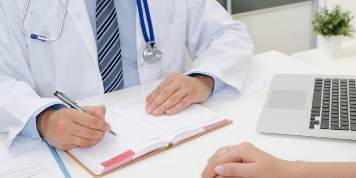 doctor appoints the date of the next medical appointment patient and doctor in the office
