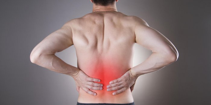 homme de douleur rénale avec douleur au dos dans le corps de l'homme sur un fond gris avec point rouge