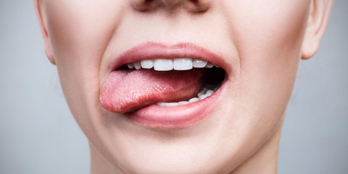 dents de femme en bonne santé et sourire femme goûter les dents avec le concept de sourire sain de la langue