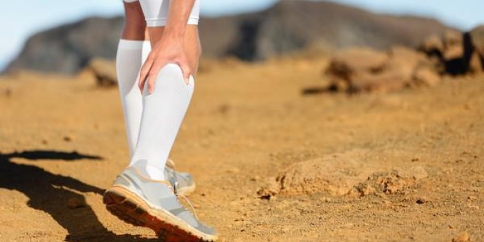 crampes en cours d'exécution dans les veaux de la jambe ou entorse veau sur le concept de blessures de sport runner avec...