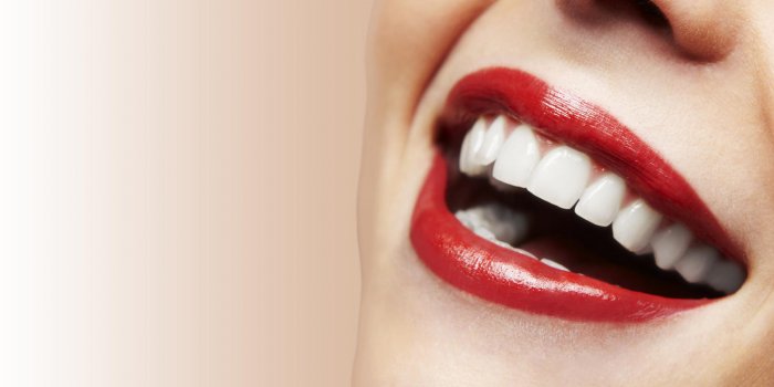 Blanchiment des dents : 4 produits naturels à bannir