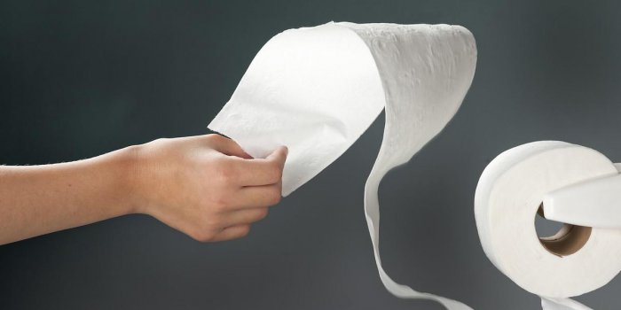 une image de concept de rapidement arracher le papier de toilette