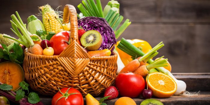 fruits et légumes frais dans le panier