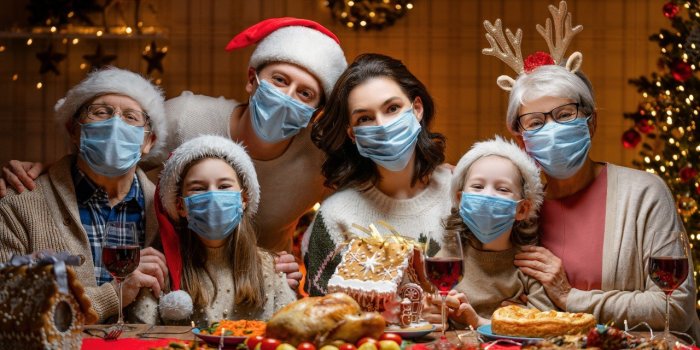 Noël : l'OMS préconise de porter le masque pendant les réunions familiales