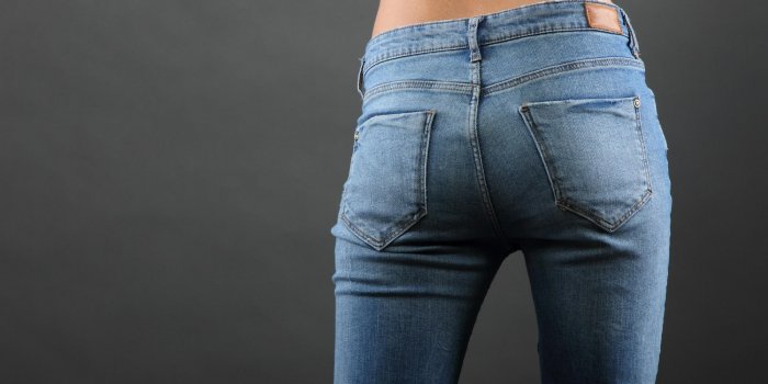 fesses féminines en jeans sur un fond gris