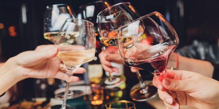 Covid-19 : combien de verres d'alcool augmentent les risques ?