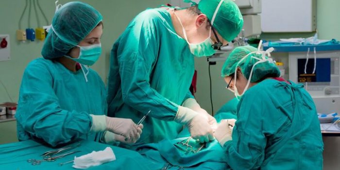 équipe médicale effectuant une chirurgie pédiatrique