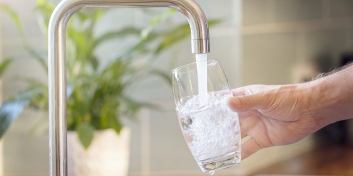 Pourquoi choisir l’eau du robinet plutôt que l’eau en bouteille ?