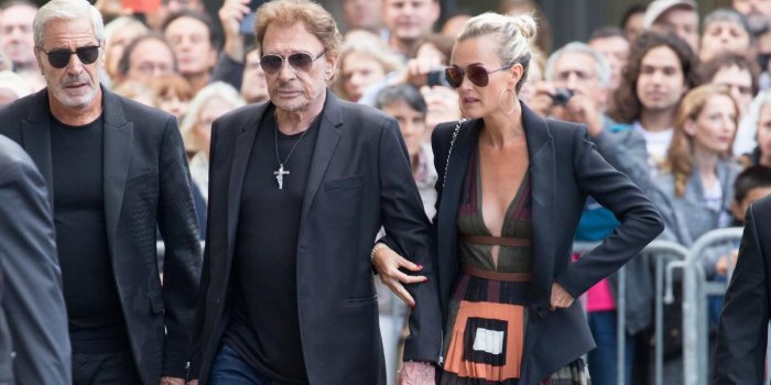 johnny hallyday et sa femme laeticia assister à la cérémonie des funérailles de l'actrice française mireille darc à...