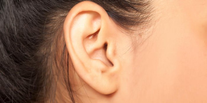 gros plan d'une oreille féminine