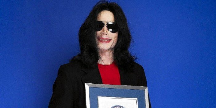 Michael Jackson, &quot;un homme desespere qui s’est suicide lentement&quot;, selon un journaliste