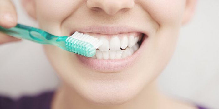 5 raisons pour lesquelles vous devez laver vos dents en entier