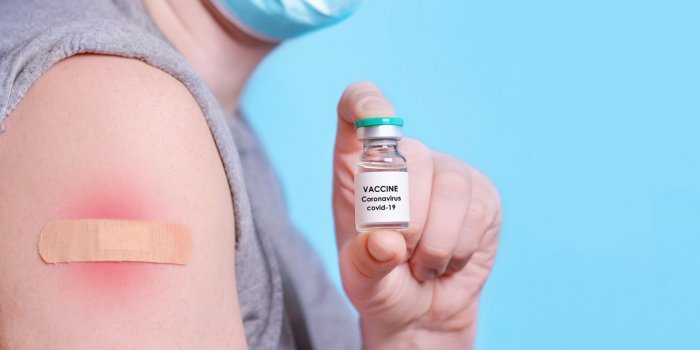 Vaccin contre la Covid-19 : 7 effets sur la peau a surveiller