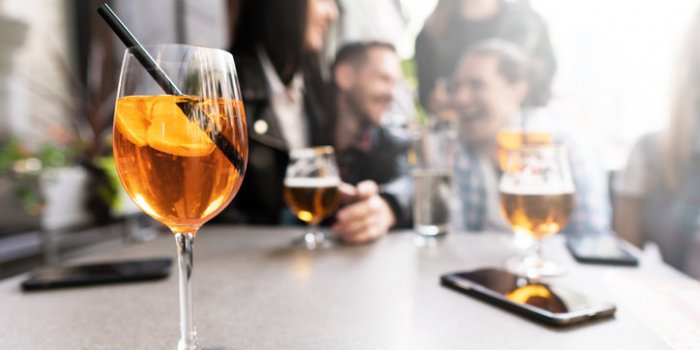 10 cocktails sans alcool peu caloriques a commander en terrasse