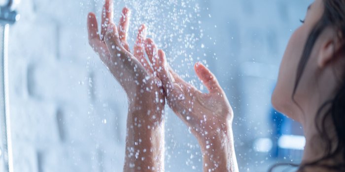 Hygiene corporelle : les 5 zones du corps souvent negligees sous la douche