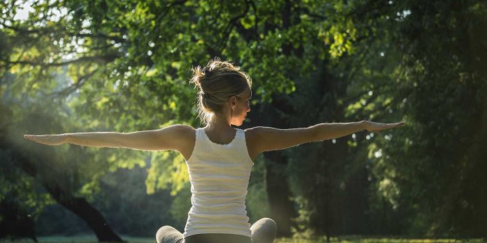 Menopause : 5 postures de yoga hormonal pour mieux la vivre